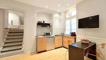 Kühlschrank, Mikrowelle, Herdplatte, Wasserkocher mit Kaffee-/Teezubehör