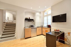 Refrigerador, microondas, placa de cocina, cafetera/tetera