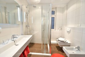 Secador de pelo, toallas