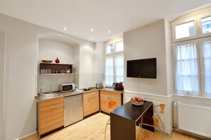 Jääkaappi, mikroaaltouuni, liesi, kahvin-/teenkeitin