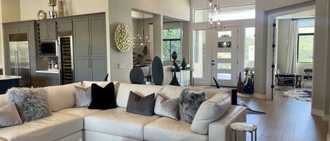 Una Smart TV, una chimenea, libros, un reproductor estéreo