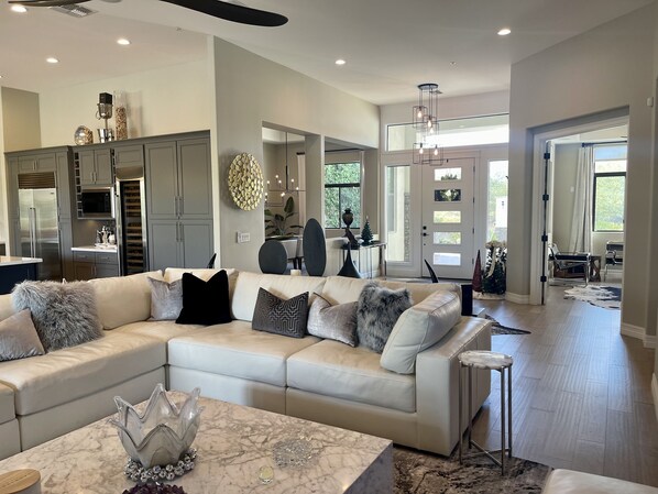 Smart TV, fireplace, books, stereo