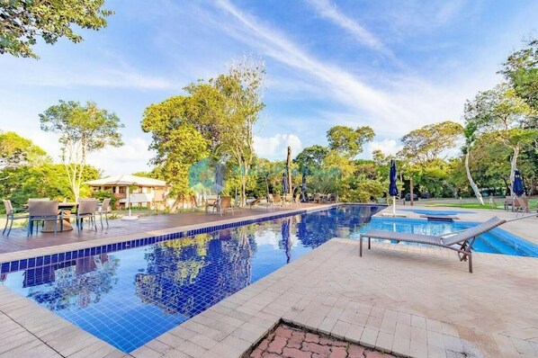 Una piscina al aire libre