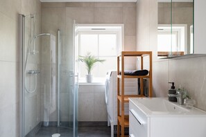 Appartement Familial, vue partielle sur l'océan, côté cour intérieure (Lgh 1010) | Salle de bain