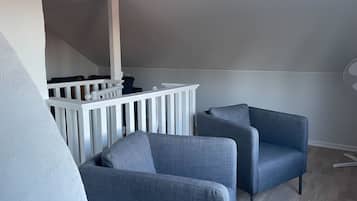 Perhehuoneisto, valtamerinäköala, piha-alue (Lgh 1103) | Oleskelualue | LED-televisio