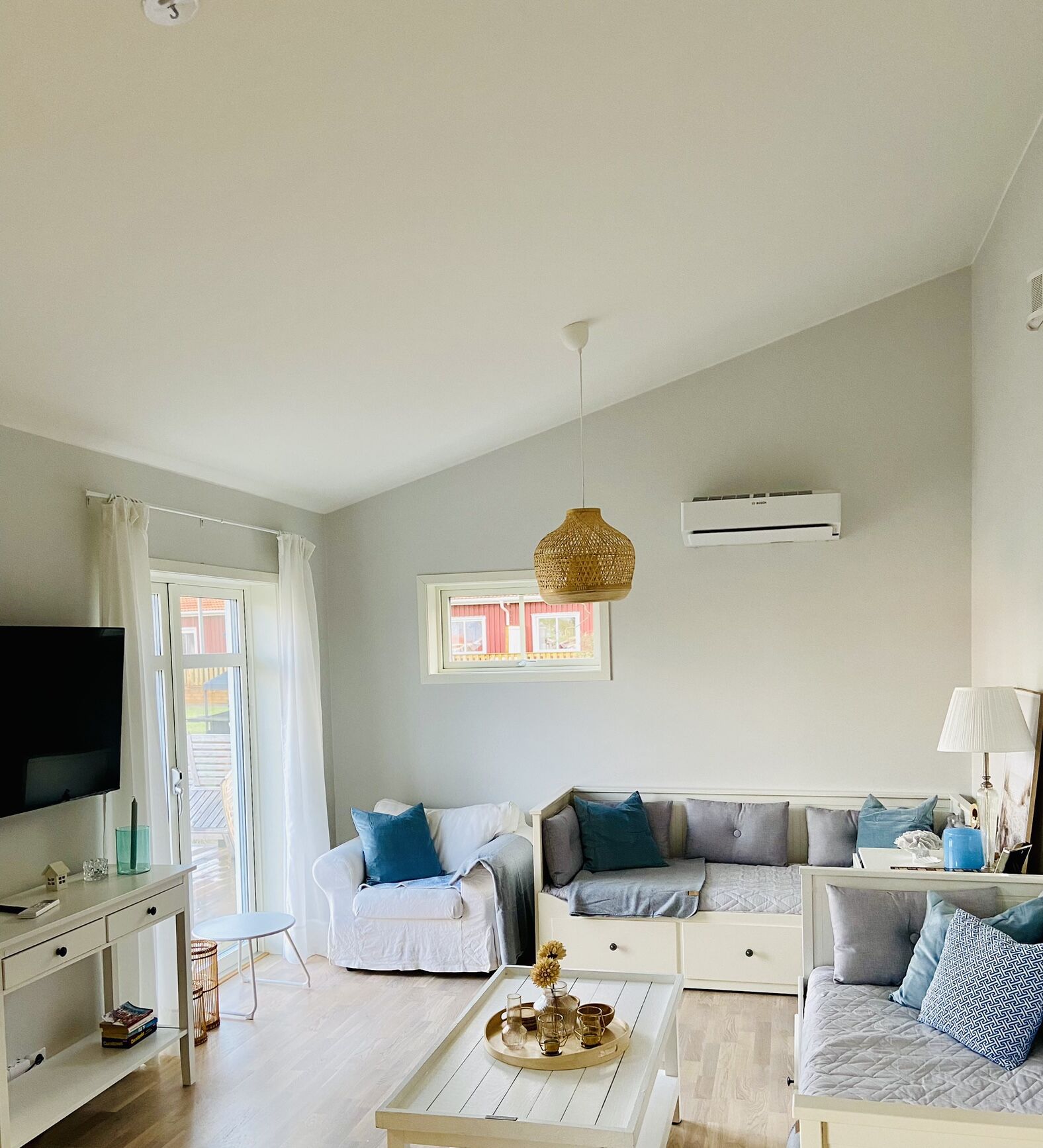 Casa Confort, con acceso para personas discapacitadas, vista al océano (Parhus 3) | Área de sala de estar | Televisión LED 