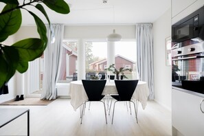 Apartamento familiar, vistas parciales al mar, en la zona del patio (Lgh 1010) | Zona de estar | Una televisión LED