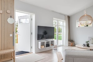 Casa Confort, accesible para personas con discapacidad, vistas al mar (Hus 7) | Sala de estar | Una televisión LED