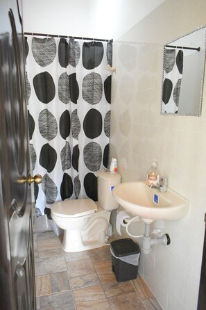 Vila Keluarga | Kamar mandi | Shower, pancuran hujan,  dan handuk