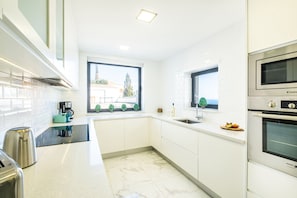Frigorifero, microonde, forno, piano cottura