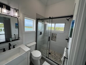 Shower, hair dryer, towels, soap - Blue Hole Lodge - Bonefish Heaven with Blue Hole in Backyard (Exuma)