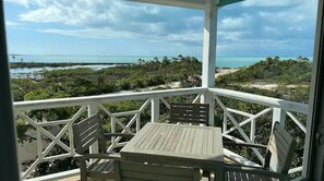 Outdoor dining - Blue Hole Lodge - Bonefish Heaven with Blue Hole in Backyard (Exuma)