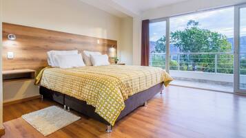 Comfort Suite (Suite Romantica 303) | Individually decorated, individually furnished, desk, laptop workspace