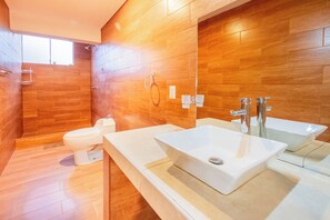 Suite Confort (Suite Romantica 303) | Baño | Cabezal de ducha tipo lluvia y artículos de higiene personal gratuitos