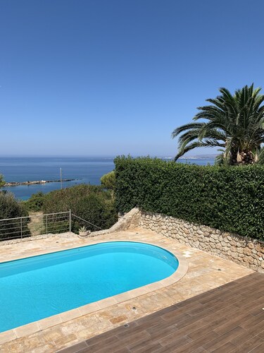 Armorel Gold is a beautiful villa and studio in a fabulous location.