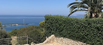 Armorel Gold is a beautiful villa and studio in a fabulous location.