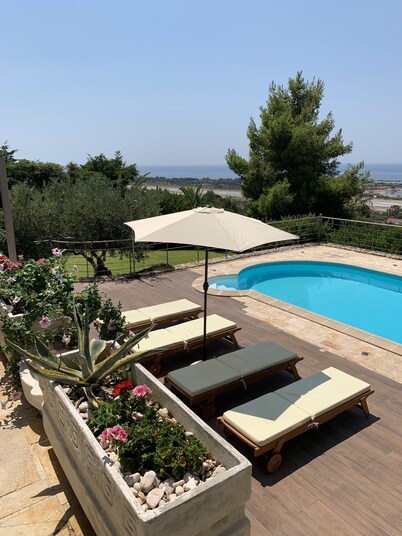 Armorel Gold is a beautiful villa and studio in a fabulous location.