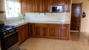 Jääkaappi, mikroaaltouuni, uuni, liesi