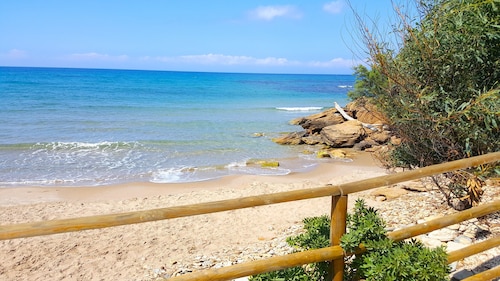 Oasis on the sea - cottage 2 On the beach.