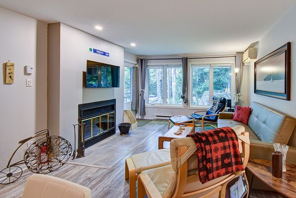 Smart TV, fireplace