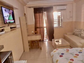 1 bedroom, bed sheets - Studio Salmaya (Conakry)