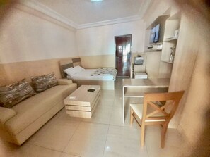 1 bedroom, bed sheets - Studio Salmaya (Conakry)