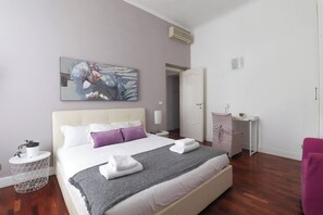 3 chambres, coffres-forts dans les chambres, bureau, lit parapluie