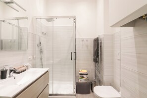 Dusche, Haartrockner, Bidet, Handtücher