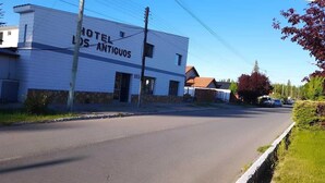 A white building with a sign reading "HOTEL LOS ANTIGUOS" and the number "850" on the side. - HOTEL LOS ANTIGUOS (Los Antiguos)