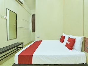 Deluxe-herbergi með tvíbreiðu rúmi - 1 meðalstórt tvíbreitt rúm | Ókeypis þráðlaus nettenging, rúmföt