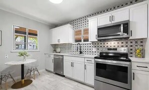 Fridge, microwave, oven, stovetop - Beautiful three bedroom home blocks from downtown (Boise)