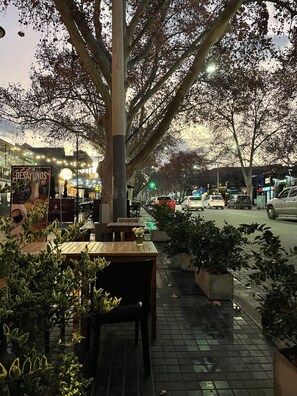 Outdoor dining - A home on the park (Mendoza)