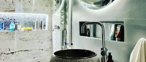 Douche, sĂšche-cheveux, serviettes fournies, savon