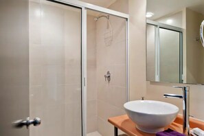 Regadera, secadora de cabello, toallas, jabón