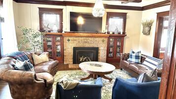 智能电视、壁炉、书