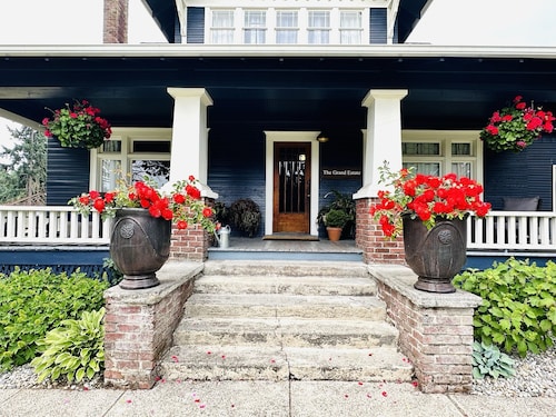 
Renovated farmhouse on 7 ac sleeps 16, hot tub, horses, AC, BBQ, huge kitchen 