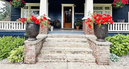 Renovated farmhouse on 7 ac sleeps 16, hot tub, horses, AC, BBQ, huge kitchen