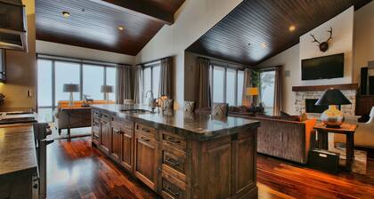 Premium Luxury One Bedroom with Hot Tub by RedAwning