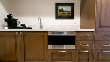 Fridge, coffee/tea maker