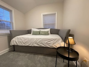 3 habitaciones, escritorio y tabla de planchar con plancha
