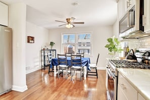 Fridge, microwave, oven, stovetop - Annapolis Charm –Bright 3BR in Downtown (Annapolis)