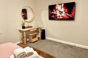 3 bedrooms, desk, iron/ironing board, travel cot