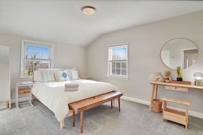 3 bedrooms, desk, iron/ironing board, travel crib - Annapolis Charm –Bright 3BR in Downtown (Annapolis)