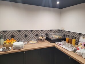 Desayuno buffet (EUR 12 por persona) 