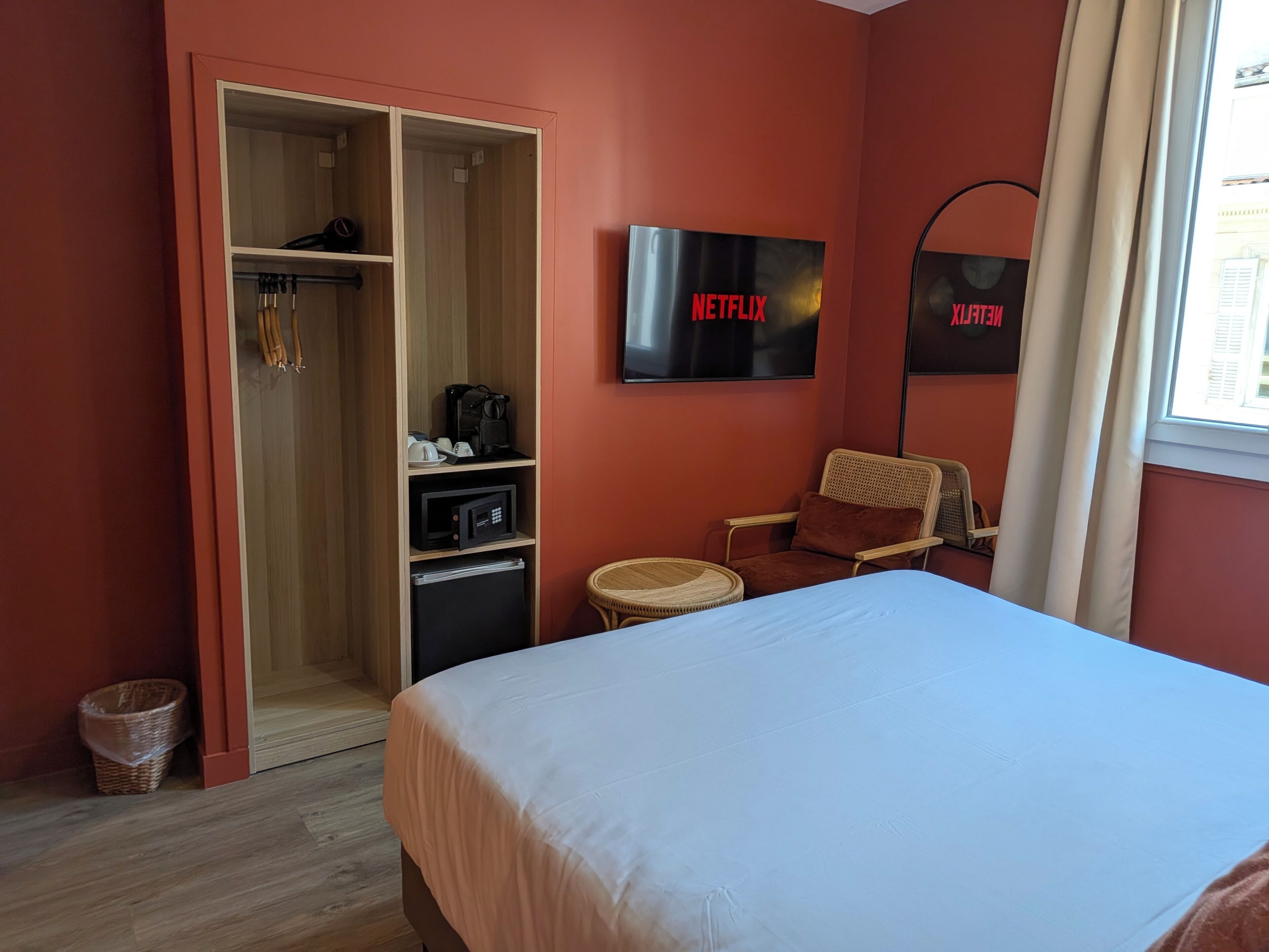 Quarto casal clássico | Roupas de cama premium, cofres nos quartos, quartos à prova de som