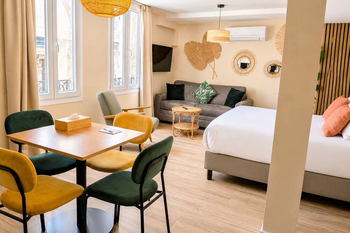 Premium bedding, in-room safe, soundproofing, free WiFi