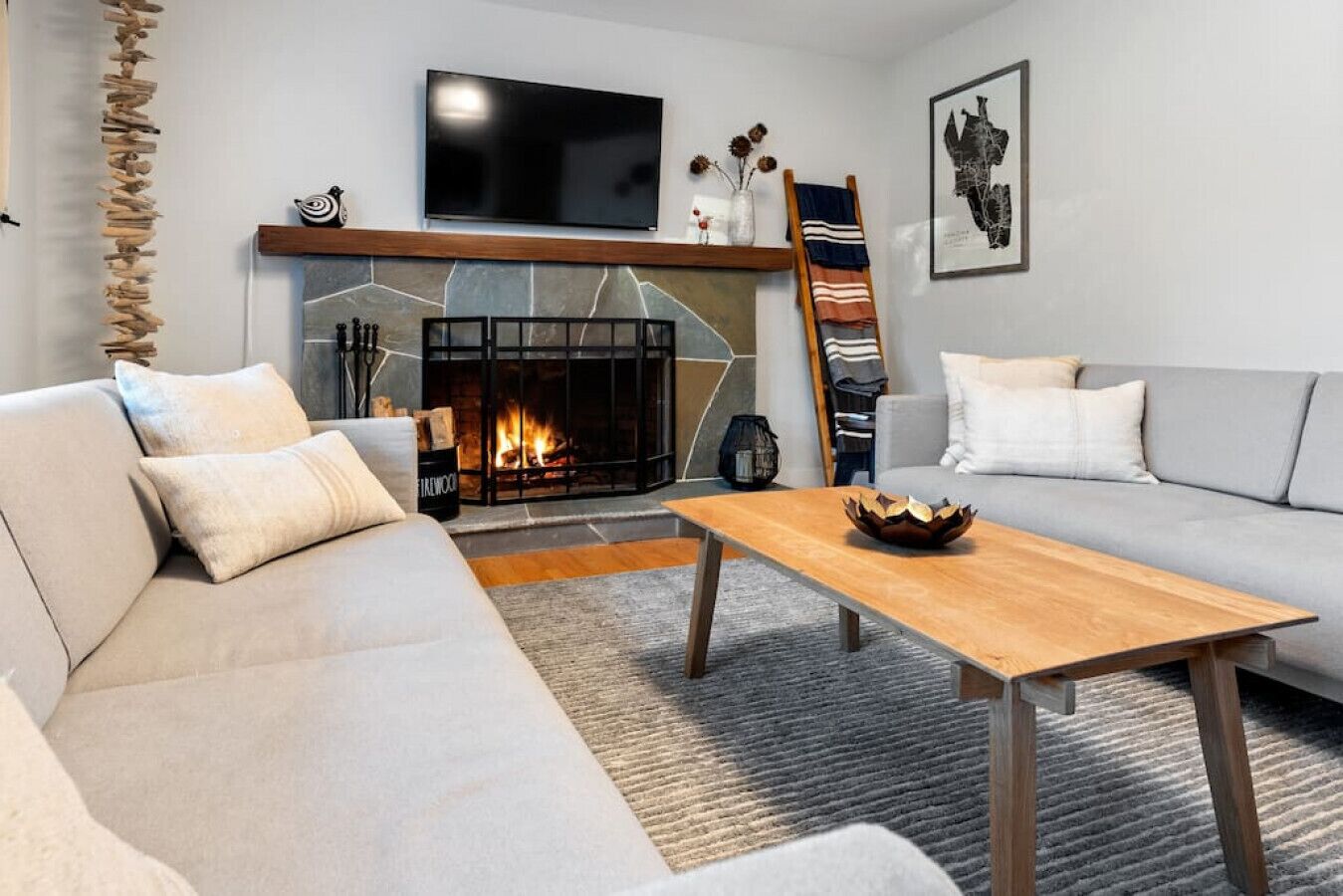 Smart TV, fireplace, ping pong, stereo