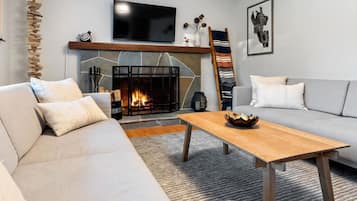 Smart TV, fireplace, ping pong, stereo