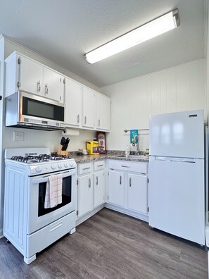 Fridge, microwave, oven, stovetop - Walk to EVERYTHING- Steps to Restaurants/Shopping/Nightlife - Bardstown Rd /4ppl (Louisville)
