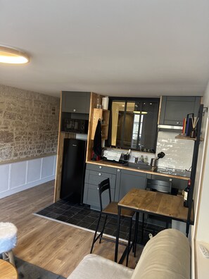 Réfrigérateur, micro-ondes, cafetière/bouilloire, bouilloire électrique